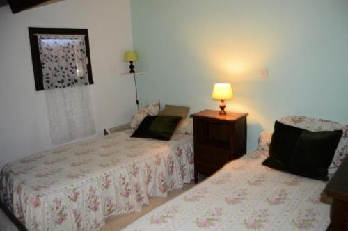 une chambre avec deux lits et une table avec une lampe dans l'établissement Résidence Les Maisons Du Soleil - VILLA T2 MEZZANINE 4 couchages PORT LEUCATE MAE-5914, à Port-Leucate