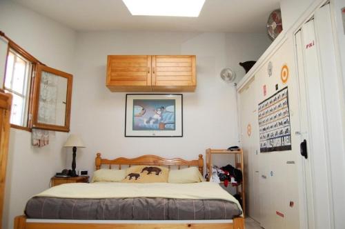 une chambre avec un lit dans une pièce dans l'établissement Résidence Hawai 1 - VILLA T1 CAB MEZZ 5 couchages PORT LEUCATE MAE-5954, à Port-Leucate