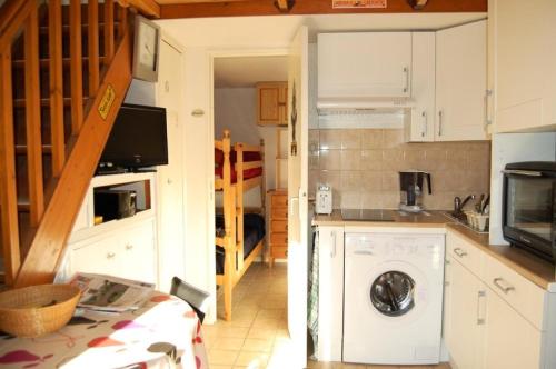 une cuisine avec une machine à laver dans une cuisine dans l'établissement Résidence Hawai 1 - VILLA T1 CAB MEZZ 5 couchages PORT LEUCATE MAE-5954, à Port-Leucate