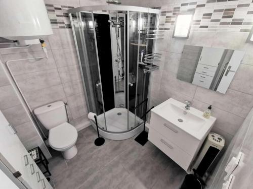 une salle de bain avec une douche, des toilettes et un lavabo dans l'établissement Résidence Les Cyclades - Appartement T2 avec deux loggias - 6 couchages PORT LEUCATE. Réf: 2CYC_12A MAE-5984, à Port-Leucate