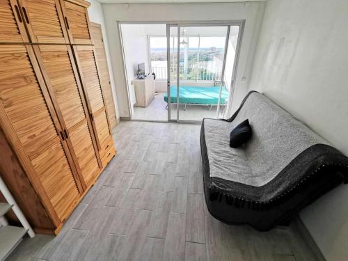 - une chambre avec un lit et une chambre avec une porte coulissante dans l'établissement Résidence Les Cyclades - Appartement T2 avec deux loggias - 6 couchages PORT LEUCATE. Réf: 2CYC_12A MAE-5984, à Port-Leucate