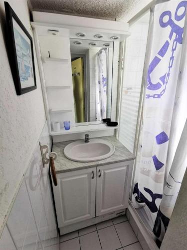 une salle de bain avec un lavabo et un miroir dans l'établissement Résidence Les Captivantes - Villa trois pièces mezzanine face à la mer avec garage à Port Leucate. Réf: 1CAPT_H3 MAE-5964, à Port-Leucate