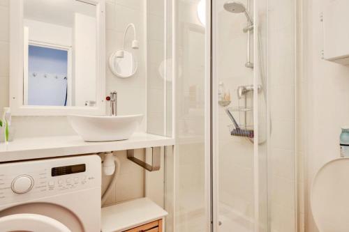 une salle de bain avec toilettes, lavabo et douche dans l'établissement Village Pont Royal en Provence - maeva Home - Appartement climatisé avec terrasse 4 pièces 8 personnes - Prestige - super Home MAE-6210, à Mallemort