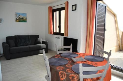 un salon avec une table et un canapé dans l'établissement Résidence Maisons De La Mer 2 - Magnifique appartement avec vue sur mer pour 4 personnes à Port Leucate. Réf: 1MM2_254 MAE-6024, à Port-Leucate
