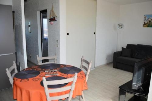 un salon avec une table et un canapé dans l'établissement Résidence Maisons De La Mer 2 - Magnifique appartement avec vue sur mer pour 4 personnes à Port Leucate. Réf: 1MM2_254 MAE-6024, à Port-Leucate