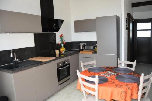une cuisine avec une table et des chaises dans une pièce dans l'établissement Résidence Maisons De La Mer 2 - Magnifique appartement avec vue sur mer pour 4 personnes à Port Leucate. Réf: 1MM2_254 MAE-6024, à Port-Leucate
