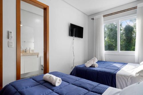 Postel nebo postele na pokoji v ubytování Casa de Pedra 2 Suítes c/ Piscina by Achei Gramado