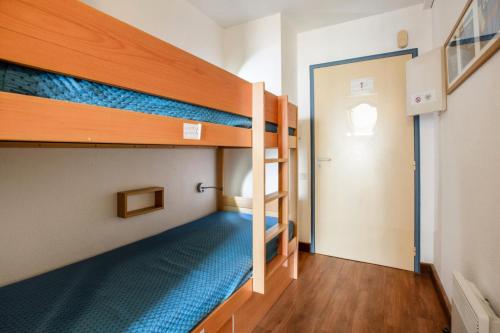 a room with two bunk beds and a hallway at Résidence Les Océanes - maeva Home - Appartement 2 pièces 6 personnes Confort - vue mer MAE-6393 in Pornichet