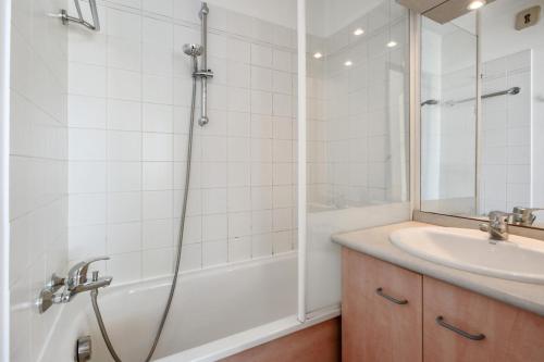 a bathroom with a shower and a sink at Résidence Les Océanes - maeva Home - Appartement 2 pièces 6 personnes Confort - vue mer MAE-6393 in Pornichet