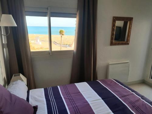 une chambre avec une fenêtre avec vue sur l'océan dans l'établissement Résidence Soleil Levant 2 - APPT T2 CAB OU MEZZ 6 couchages LE BARCARES MAE-6084, à Port-Leucate