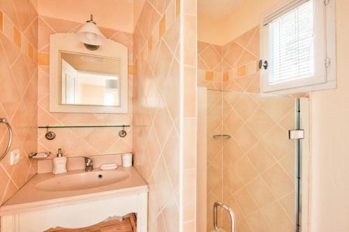 ein Bad mit einem Waschbecken und einer Dusche in der Unterkunft Les maisons et villas de Pont Royal en Provence - maeva Home - Maison cosy et fe in Mallemort