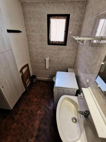 une petite salle de bain avec un lavabo et des toilettes dans l'établissement Résidence Maisons Des Sables 4 - 2 Pièces 4 couchages PORT LEUCATE. Réf: 2MS4_59E MAE-6014, à Port-Leucate