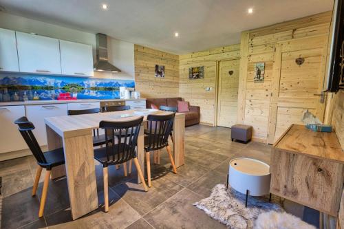 Photo de la galerie de l'établissement Chalet Le Valentin - Appartement de charme, proche piste et centre village MAE-3304, à Crest-Voland