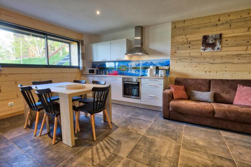 Photo de la galerie de l'établissement Chalet Le Valentin - Appartement de charme, proche piste et centre village MAE-3304, à Crest-Voland