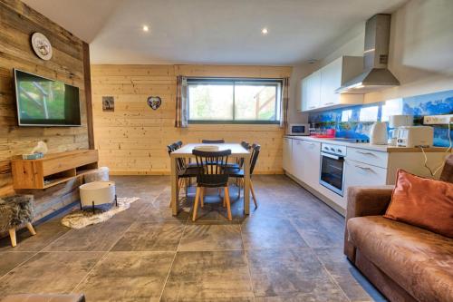 Photo de la galerie de l'établissement Chalet Le Valentin - Appartement de charme, proche piste et centre village MAE-3304, à Crest-Voland