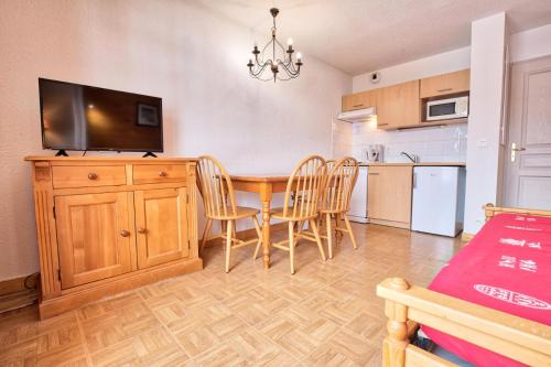 Photo de la galerie de l'établissement Les Chalets Des Evettes - Appartement dans une résidence avec piscine au pied des pistes MAE-3264, à Notre-Dame-de-Bellecombe