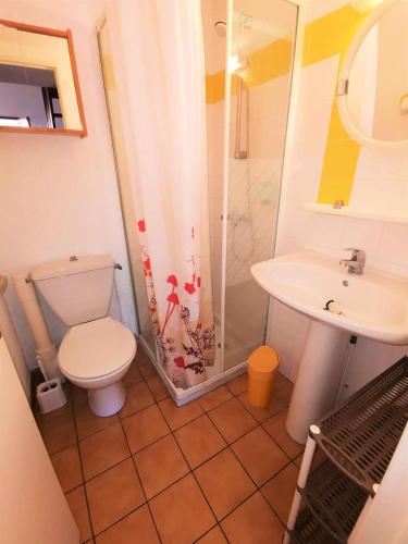 une salle de bain avec toilettes, lavabo et douche dans l'établissement Résidence Maisons De La Plage - VILLA T2 MEZZANINE 6 couchages PORT LEUCATE. Réf: 1MPL_95D MAE-6034, à Port-Leucate
