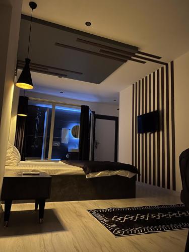 1 dormitorio con cama y ventana grande en womco butik otel, en Estambul