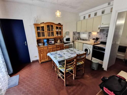 une cuisine avec une table et une salle à manger dans l'établissement Résidence Les Zodiaques - Appartement 3 Pièces 5 couchages PORT LEUCATE. Réf: 1ZOD_C2 MAE-6094, à Port-Leucate