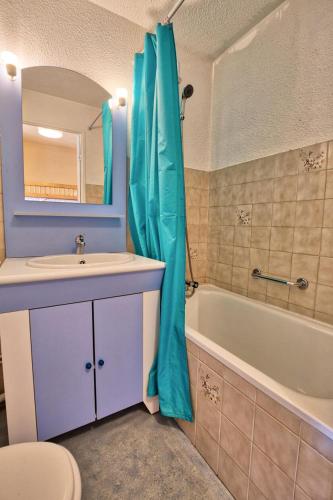 une salle de bain avec un lavabo, une baignoire et des toilettes dans l'établissement Résidence Le Chambet - Studio calme avec jardin MAE-3354, à Notre-Dame-de-Bellecombe