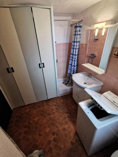 une salle de bain avec un lavabo, des toilettes et une douche dans l'établissement Résidence Maisons Des Sables 4 - APPT T2 CAB OU MEZZ 6 couchages PORT LEUCATE. Réf: 2MS4_156 MAE-6114, à Port-Leucate