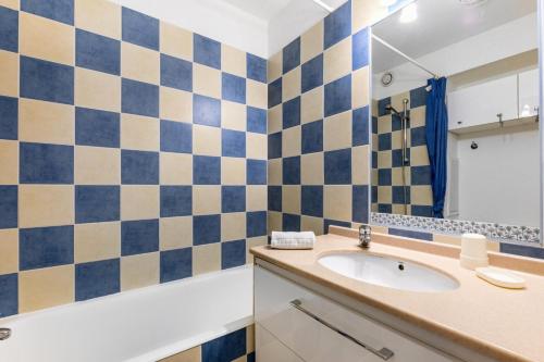 une salle de bain avec un lavabo et un miroir dans l'établissement Hyeres Parc - maeva Home - Studio 4 personnes Sélection MAE-6606, à Hyères