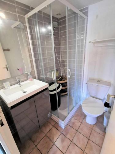 une salle de bain avec une douche, des toilettes et un lavabo dans l'établissement Résidence Maisons De La Plage - Villa deux pièces mezzanine avec terrasse pour 7 personnes à Port Leucate. Réf: 1MPL_162 MAE-6144, à Port-Leucate