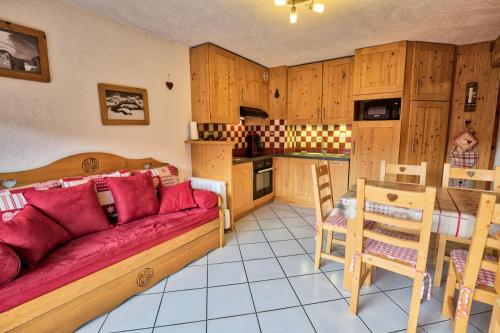 un soggiorno con divano e cucina di Résidence Les Balcons Du Charvin - Superbe appartement au calme avec vue montagne MAE-3414 a Notre-Dame-de-Bellecombe