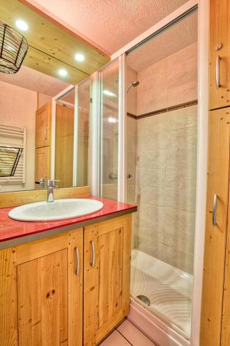 une salle de bain avec un lavabo et une douche en verre dans l'établissement Résidence Les Balcons Du Charvin - Superbe appartement au calme avec vue montagne MAE-3414, à Notre-Dame-de-Bellecombe