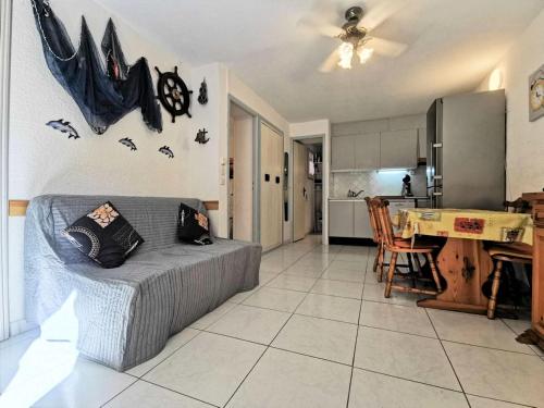 un salon avec un canapé et une table dans l'établissement Résidence Maisons Des Sables 4 - 3 Pièces 6 couchages PORT LEUCATE. Réf: 2MS4_103 MAE-6204, à Port-Leucate