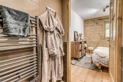 une salle de bain avec un placard avec des serviettes dessus dans l'établissement Résidence Les Balcons EtoilÉs - Appartement 4 au pied des pistes MAE-4224, à Champagny-en-Vanoise