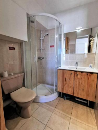 une salle de bain avec une douche, des toilettes et un lavabo dans l'établissement Residence De La Plage - APPT T2 CAB OU MEZZ 6 couchages PORT LEUCATE. Réf: 1RP_593 MAE-6214, à Port-Leucate