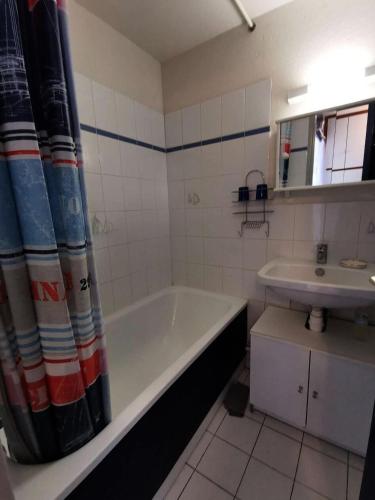 une salle de bain avec une baignoire et un lavabo dans l'établissement Résidence Copacabana - Appartement deux pièces pour 4 personnes avec très belle vue sur mer. Réf: 1COP_825H MAE-6224, à Port-Leucate
