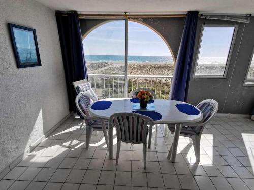 une table et des chaises sur un balcon avec vue sur l'océan dans l'établissement Résidence Copacabana - Appartement deux pièces pour 4 personnes avec très belle vue sur mer. Réf: 1COP_825H MAE-6224, à Port-Leucate