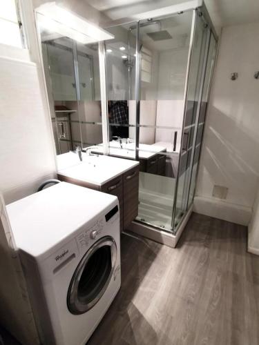 - un lave-linge dans la salle de bains pourvue de 2 lavabos et d'une douche dans l'établissement Résidence Equateur - APPT T2 CAB OU MEZZ 6 couchages PORT LEUCATE. Réf: 2MS3_113 MAE-6234, à Port-Leucate