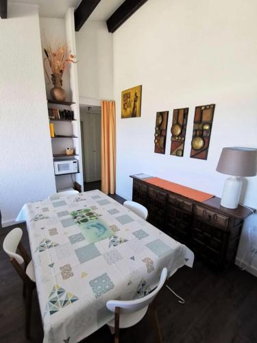 d'une salle à manger avec une table et un bureau. dans l'établissement Résidence Les Aigues Marines - Bel appartement trois pièces avec vue sur mer à Port Leucate. Réf: 1AM_187 MAE-6304, à Port-Leucate