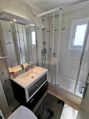 une salle de bain avec un lavabo et une douche dans l'établissement Résidence Les Aigues Marines - Bel appartement trois pièces avec vue sur mer à Port Leucate. Réf: 1AM_187 MAE-6304, à Port-Leucate