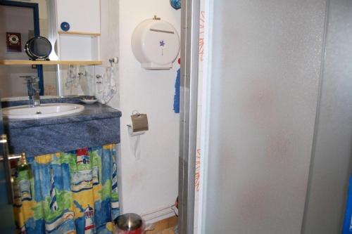 une salle de bain avec un lavabo, des toilettes et un miroir dans l'établissement Résidence Karukera - STUDIO 2 PERSONNES 3 couchages PORT LEUCATE MAE-6424, à Port-Leucate