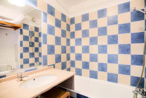 une salle de bain avec un lavabo et une baignoire dans l'établissement Hyeres Parc - maeva Home - Studio 1 pièce 4 personnes Confort MAE-7731, à Hyères