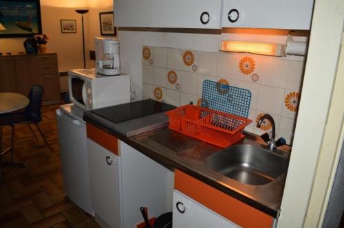 uma pequena cozinha com um lavatório e uma bancada em Résidence LES CYCLADES - Studio pour 2 Personnes 54 em Port Leucate