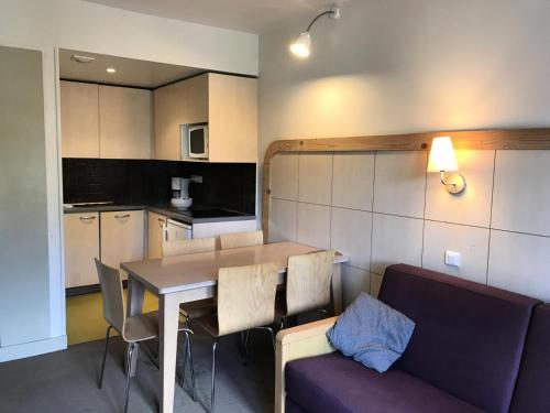 - une cuisine et une salle à manger avec une table et un canapé dans l'établissement Residence De La Foret - Appartement lumineux · Proche des pistes · Balcon MAE-5774, à Flaine