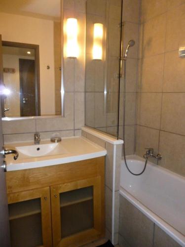 une salle de bain avec un lavabo, une douche et une baignoire dans l'établissement Residence De La Foret - Appartement lumineux · Proche des pistes · Balcon MAE-5774, à Flaine