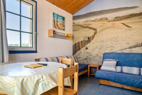 Cette chambre comprend un lit, une table et un canapé. dans l'établissement Résidence Port Bourgenay - maeva Home - Appartement 2 pièces 5 personnes Confort MAE-8304, à Talmont-Saint-Hilaire