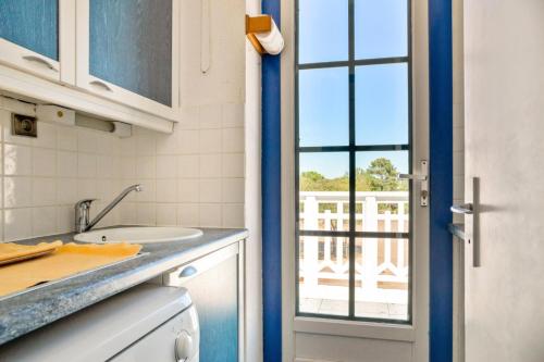 une cuisine avec un évier et une fenêtre dans l'établissement Résidence Port Bourgenay - maeva Home - Appartement 2 pièces 5 personnes Confort MAE-8304, à Talmont-Saint-Hilaire