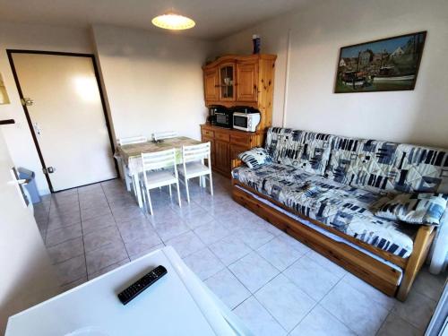 un salon avec un canapé et une table dans l'établissement Résidence Copacabana - Appartement deux pièces avec accès direct à la plage à Port Leucate. Réf: 1COP_102A MAE-6494, à Port-Leucate