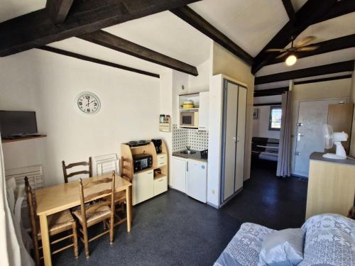 une cuisine et une salle à manger avec une table et une chambre dans l'établissement Résidence Le Grand Large - 2 Pièces 4 couchages PORT LEUCATE MAE-6534, à Port-Leucate