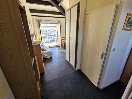 un couloir avec une porte menant à une chambre avec une fenêtre dans l'établissement Résidence Le Grand Large - 2 Pièces 4 couchages PORT LEUCATE MAE-6534, à Port-Leucate