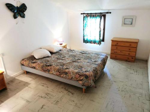 une chambre avec un lit, une commode et une fenêtre dans l'établissement Résidence LES PLAGES D'ARGOS - 3 Pièces pour 6 Personnes 54, à Port-Leucate