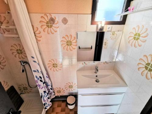 une salle de bain avec un lavabo et un rideau de douche dans l'établissement Résidence Marysable - Confortable appartement deux pièces pour 4 personnes à Port Leucate. Réf: 1MAR_101 MAE-6574, à Port-Leucate