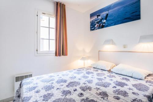 une chambre avec un lit et une fenêtre dans l'établissement Résidence le Village de Cap Esterel - maeva Home - Appartement 3 pièces 7 personnes - Confort MAE-0548, à Saint-Raphaël